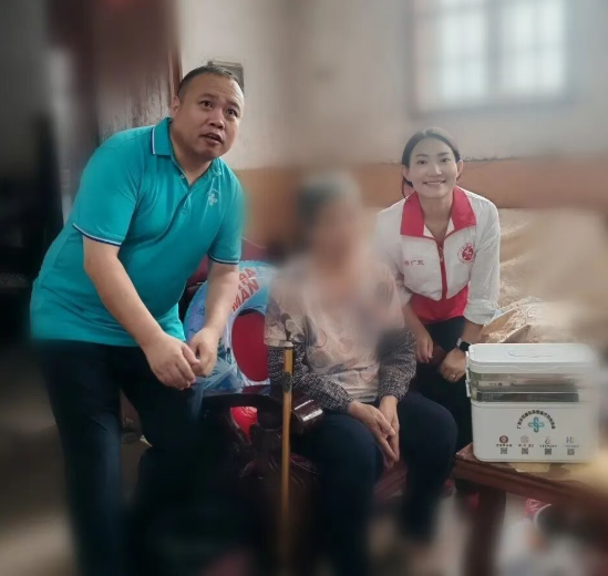 暖心续章：广州华佑医院再访特困居民，换拐杖、节前送关怀暖透人心